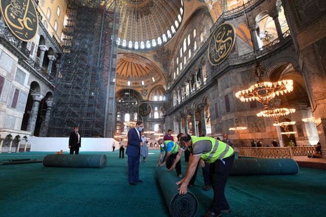 menggulung karpet masjid